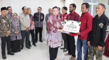 Bupati Serahkan Bantuan Gubernur Jateng untuk Warga Terdampak Tanah Gerak di Sirampog